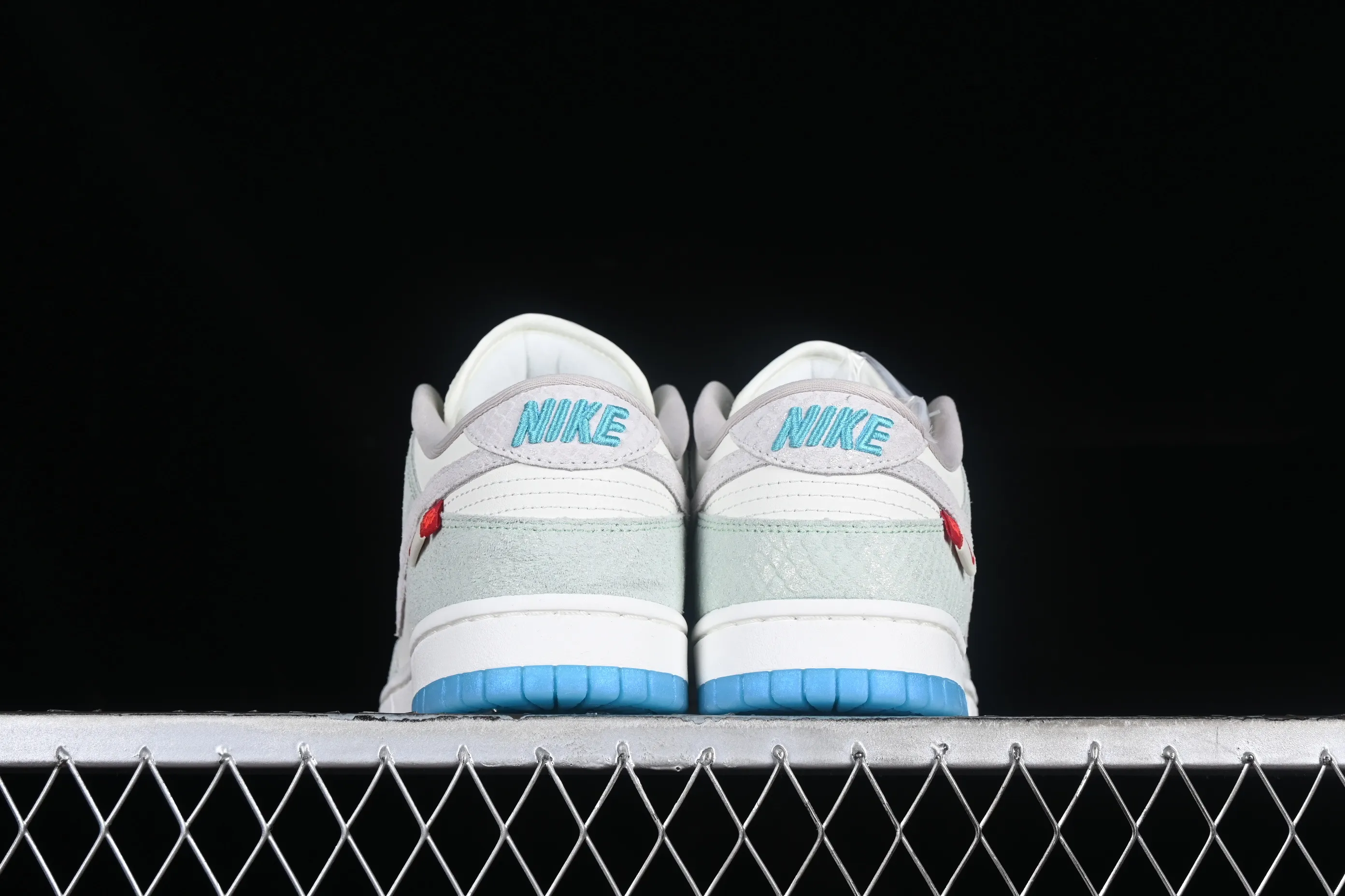 All Categories Nk SB Dunk Series Nk SB Dunk Low Low-top sneakers Z version Nk Dunk Low 2024 Year of the Dragon customized SB low-top casual sneakers FZ5065-111